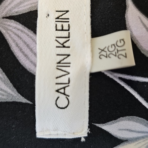 Calvin Klein Black and White Blouse. Vneck. Long Sleeves With Ruffel. 2X - Picture 5 of 8